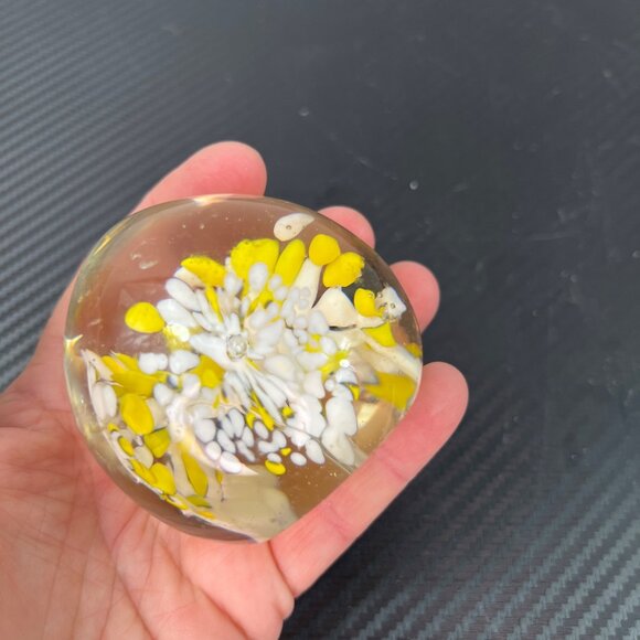 Handcrafted 60/70’s Glass Paperweight With Yellow & White Flower Design - Picture 7 of 10